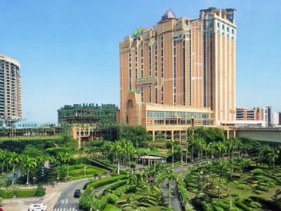 澳门维景酒店位于东区，距离主要景点仅需步行即可到达。建议您使用打车的方式前往，或步行即可。酒店距离东大门门仅需1分钟车程，周边环境优美，设施齐全，适合各类游客。