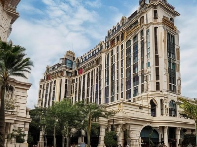 澳门特价酒店作为一家国际级的高端酒店，以其卓越的服务和优雅的环境著称，是游客的首选选择。作为必游地，酒店不仅提供丰富多样的服务，还特别推荐适合家庭、商务人士或喜欢探索澳门的游客的周边景点，让游客在酒店内体验这些景点，或提供酒店内的服务协助。