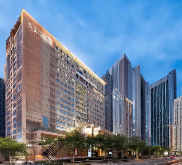 上海君庭酒店最佳地理位置，位于上海地铁中心，靠近上海博物馆和上海center，适合商务游客和家庭聚会，提供现代化设施和优质餐饮。