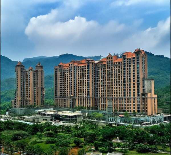 沙田大酒店位于广西壮族自治区桂林市沙田区，位于桂林市区约14公里处，靠近桂林的 Palm山、龙胜等地，周边有高速公路和交通便利的条件。